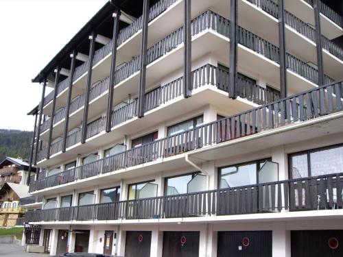 Studio confortable pour 3 près des remontées - Balcon et mobilier jardin