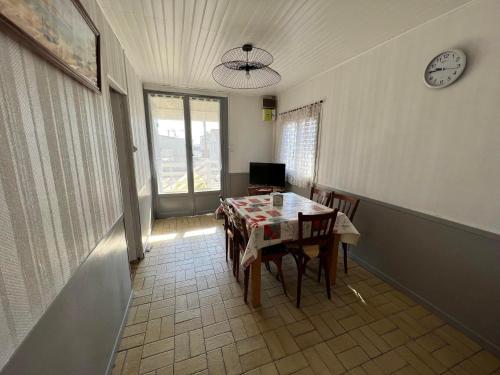 Photo de la galerie de l'établissement Chalet à Gruissan, 3 chambres, près de la plage - FR-1-784-38, à Gruissan