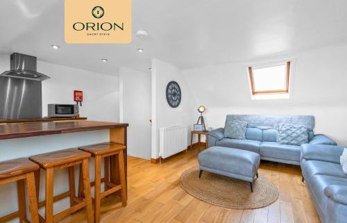 una sala de estar con un sofá y una mesa en Creel Cottage No 4, Beach Front, Arbroath, en Arbroath