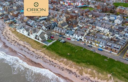 una vista aérea de la costa de un pueblo en Creel Cottage No 4, Beach Front, Arbroath, en Arbroath