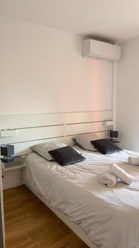 une chambre avec deux lits avec des serviettes dessus dans l'établissement St Tropez face a la plage Magnifique appartement T2 entièrement rénové grande terrasse 2 piscines résidence à 2 pas du port et du centre ville, à Saint-Tropez