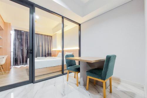 Кровать или кровати в номере Gorgeous 1BR Apartment at The Smith Alam Sutera By Travelio