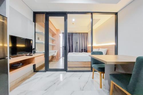 Кровать или кровати в номере Gorgeous 1BR Apartment at The Smith Alam Sutera By Travelio