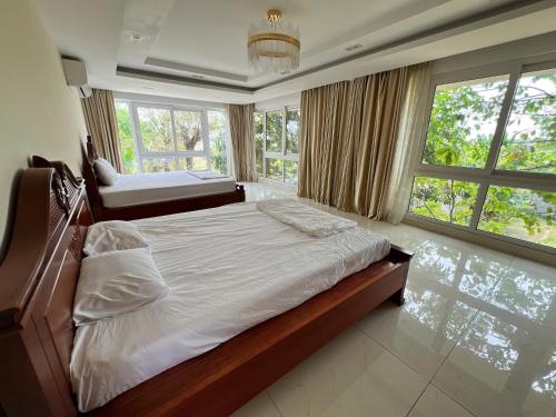 Ένα ή περισσότερα κρεβάτια σε δωμάτιο στο Lotus Riverside Retreat - cách Vinwonder 1km