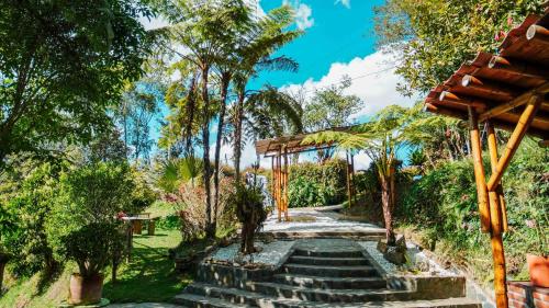 Κήπος έξω από το Oru Forest Retreat & Eco Lodge, just 15 minutes from the airport