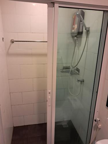 een douche met een glazen deur in een badkamer bij Minty house in Hua Hin