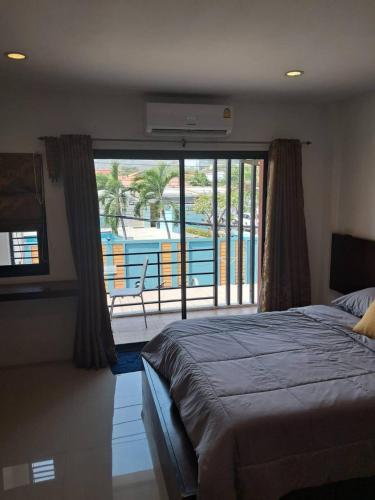 een slaapkamer met een bed en uitzicht op een zwembad bij Minty house in Hua Hin