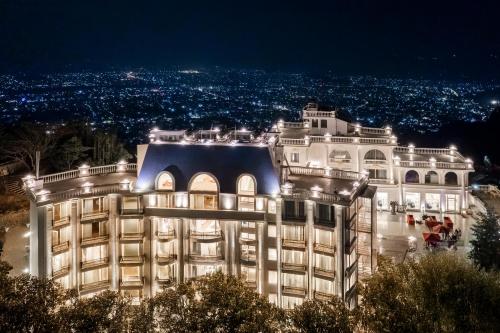 - Vistas nocturnas a un edificio con luces en Le Glamour Resort & Wellness Spa, en Pokhara
