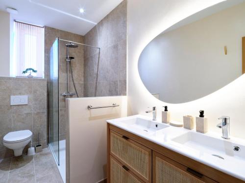 une salle de bain avec un lavabo et une douche dans l'établissement 2BR Apartment near Colmar Centre - Boho Style, Hidden Room, Free Parking, à Colmar