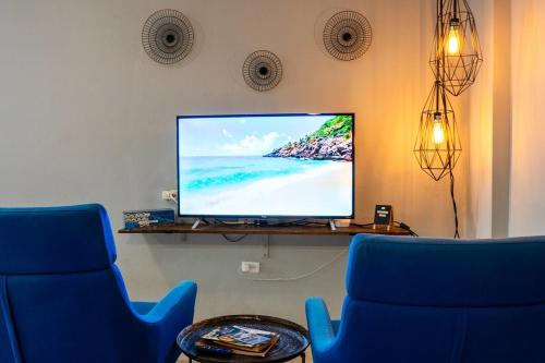 Rusty Blue Belize Studio 8 min to Airport, Kitchen, Gated, Wi-Fi & Hot Water
