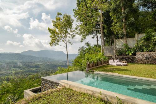 a swimming pool with a view of the mountains at Villa Damai Rohani in Sidemen
