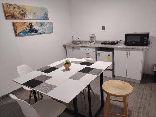 a kitchen with a black and white checkered table and chairs at Departamento en zona Distrito 1 in Chihuahua