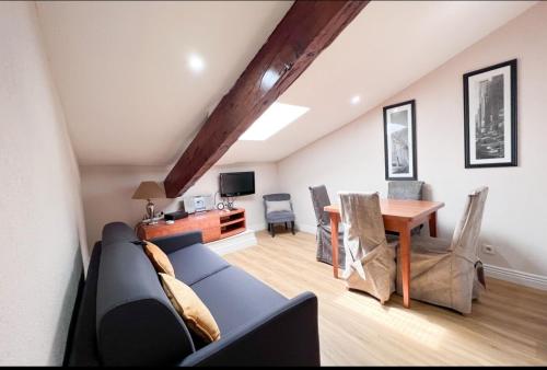 - un salon avec un canapé et une table à manger dans l'établissement Appartement, proche du palais des festivals, plage et commerces, à Cannes