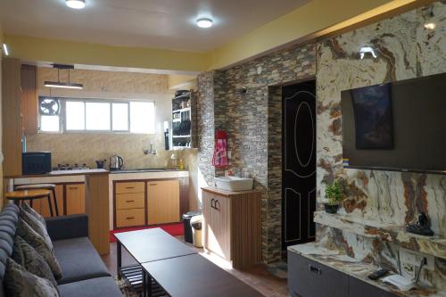 Kuchyň nebo kuchyňský kout v ubytování Moutain Souls A 3BHK Studio Apartment