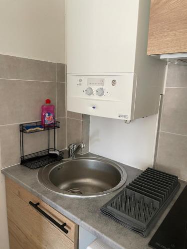 - une petite cuisine avec un évier au comptoir dans l'établissement Studio the cosy, à Béziers