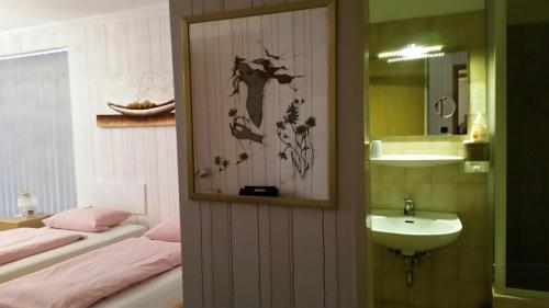 Ein Badezimmer in der Unterkunft Am Hallenbad Hotel garni