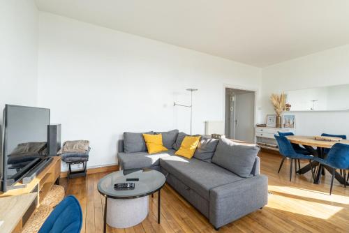 un salon avec un canapé et une table dans l'établissement Superbe vue mer face à Nausicaa, à Boulogne-sur-Mer