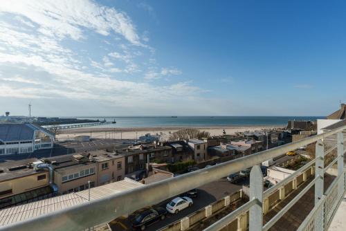 une vue sur la plage depuis le balcon d'un immeuble dans l'établissement Superbe vue mer face à Nausicaa, à Boulogne-sur-Mer