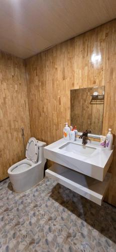 a bathroom with a sink and a toilet at Pú Nhu House Mù Cang Chải in Mù Cang Chải