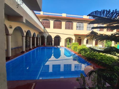 a swimming pool in the courtyard of a building at Hotel Om Pushkar in Pushkar