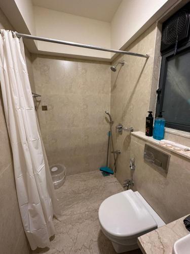 Un baño de 1BR Service Apart in BKC