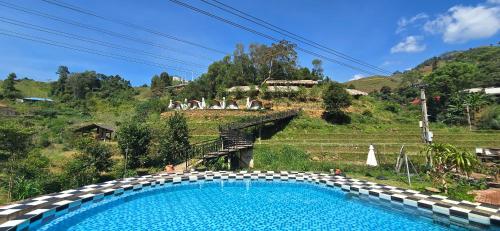 a swimming pool with a view of a mountain at Pú Nhu House Mù Cang Chải in Mù Cang Chải