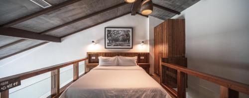 a bedroom with a large bed in a room at Huangshan Shanshuijian Wei Boutique Hotel in Huangshan