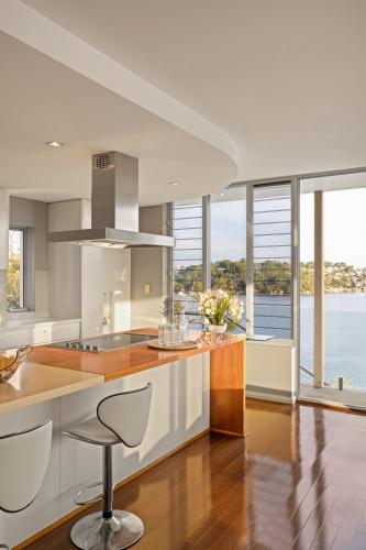 Η κουζίνα ή μικρή κουζίνα στο Deluxe Waterfront Queen Room in Caringbah South - Gorgeous Views All Around - Shared Bathroom