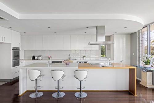 Η κουζίνα ή μικρή κουζίνα στο Deluxe Waterfront Queen Room in Caringbah South - Gorgeous Views All Around - Shared Bathroom