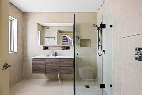 Ένα μπάνιο στο Deluxe Waterfront Queen Room in Caringbah South - Gorgeous Views All Around - Shared Bathroom