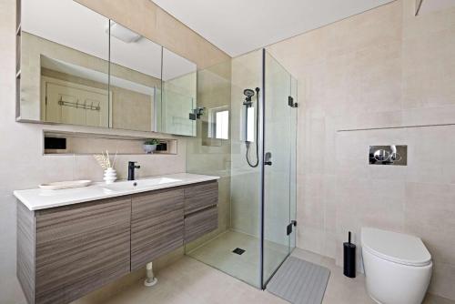 Ένα μπάνιο στο Deluxe Waterfront Queen Room in Caringbah South - Gorgeous Views All Around - Shared Bathroom