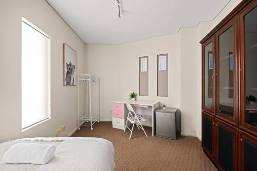 Postel nebo postele na pokoji v ubytování Tranquil Waterfront Single Room in Caringbah South - Stunning Views - Shared Bathroom
