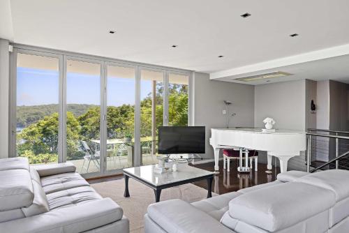 Posezení v ubytování Tranquil Waterfront Single Room in Caringbah South - Stunning Views - Shared Bathroom