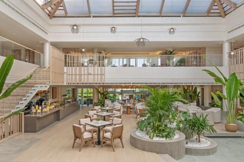 Ein Restaurant oder anderes Speiselokal in der Unterkunft Fujairah Rotana Resort & Spa - Al Aqah Beach 