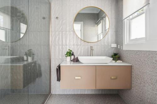 Bilik mandi di Dromana Modern Coastal Retreat