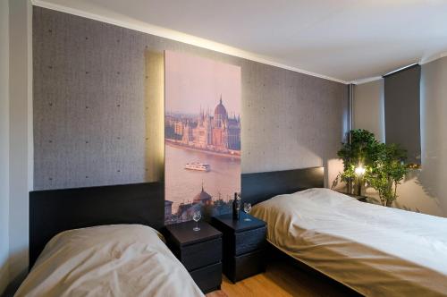 ブダペストにあるFREE PARKING, AC, WIFI apartment in the centerのベッドルーム1室(ベッド2台付)が備わります。壁に絵が描かれています。