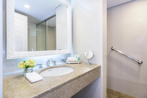 a bathroom with a sink and a mirror at GHL Hotel Hamilton in Bogotá
