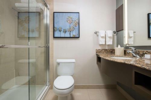 Ένα μπάνιο στο Hilton Garden Inn Fontana