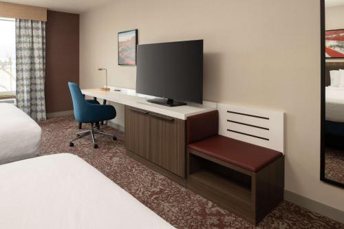 Μια τηλεόραση ή/και κέντρο ψυχαγωγίας στο Hilton Garden Inn Fontana