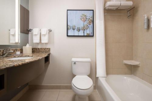 Ένα μπάνιο στο Hilton Garden Inn Fontana