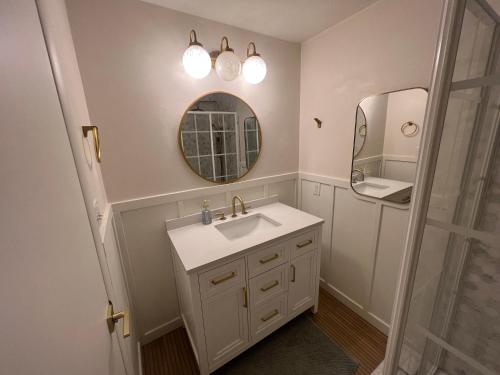 Ένα μπάνιο στο Cozy Home with Fire Pit, 1 mile from DT Nampa