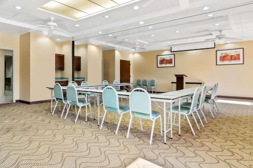 a conference room with a long table and chairs at Comfort Suites Lumberton North in Lumberton