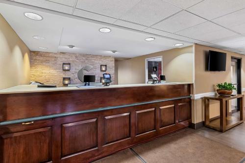 Μια τηλεόραση ή/και κέντρο ψυχαγωγίας στο Comfort Inn & Suites Somerset - New Brunswick