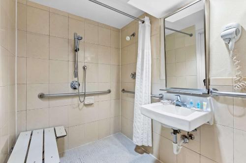 Koupelna v ubytování Comfort Inn & Suites Somerset - New Brunswick