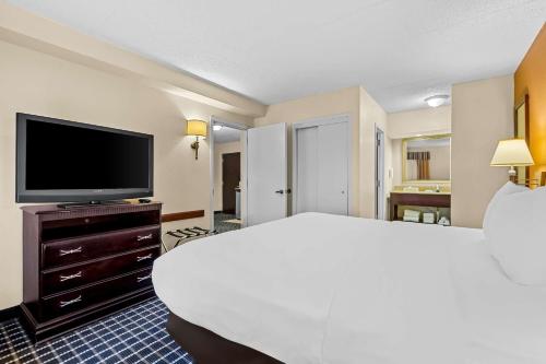 Μια τηλεόραση ή/και κέντρο ψυχαγωγίας στο Comfort Inn & Suites Somerset - New Brunswick