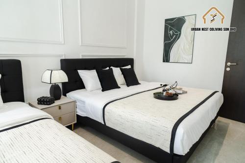 Postel nebo postele na pokoji v ubytování Georgetown Elegant Chanel-style KTV 4BR 18Pax A