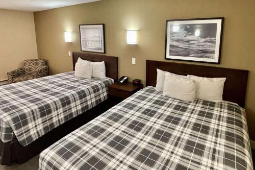 Cama o camas de una habitación en Rodeway Inn & Suites