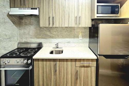 Una cocina o zona de cocina en Rodeway Inn & Suites