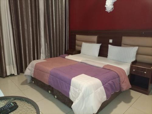 Giường trong phòng chung tại Cameo Residence