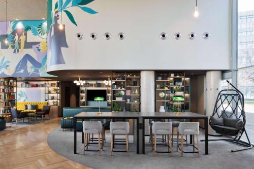 jadalnia ze stołem i krzesłami w obiekcie Spark by Hilton Vienna Messe Prater w Wiedniu